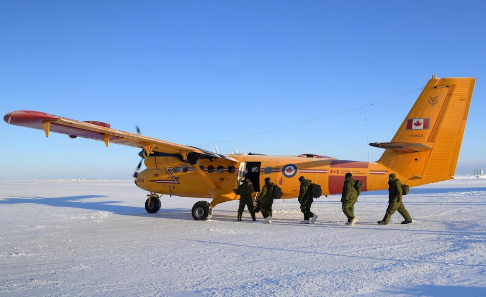 Die Twin Otter, die für die glückliche Rettung verwendet wurde, war nicht für Landungen auf dem Eis gebaut. Doch Pilot Doelman vollzog eine waghalsige Landung und rettete die beiden Jäger aus ihrer misslichen Lage. Bild: Belinda Groves, Canadian Forces