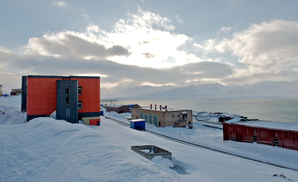 Die russische Siedlung Barentsburg liegt auf der südlichen Seite des Isfjords. Die 1932 gegründete Siedlung beheimatet 492 Menschen und lebt vor allem vom Kohleabbau. Haupteigentümerin ist die russische Firma Trust Arktikugol, der auch der Hubschrauber gehört. Bild: Michael Wenger