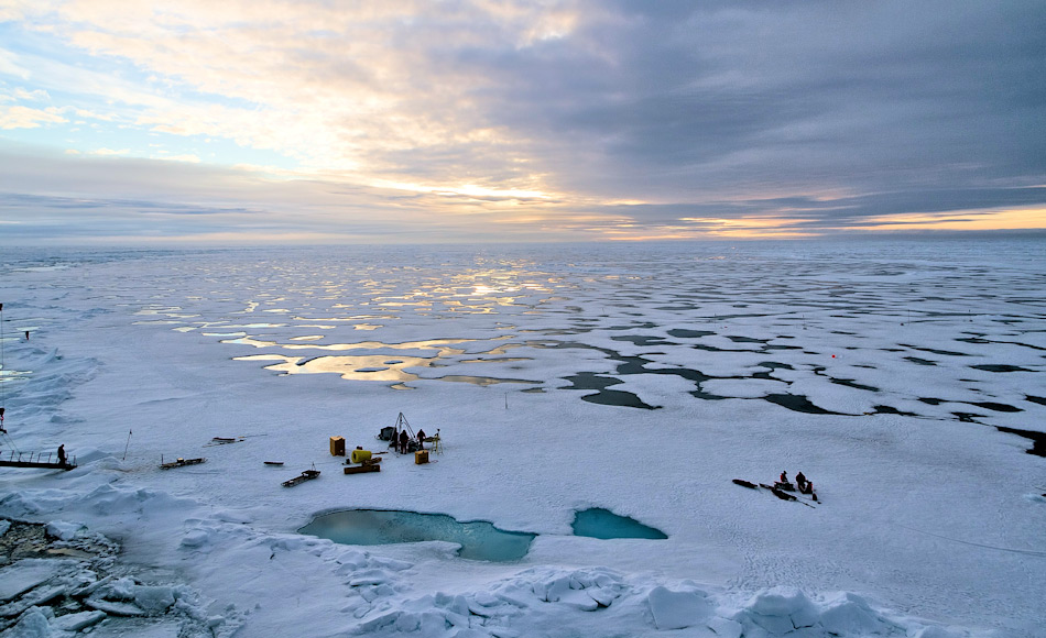 Zur Erforschung der Schmelztümpel und Bohrlöcher, mussten die Wissenschaftler ein Camp auf dem Meereis aufschlagen. Immer in der Nähe: Der Eisbrecher „Polarstern“. Bild: Marcel Nicolaus