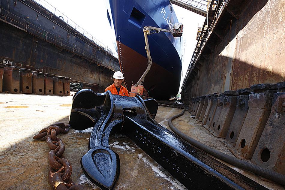 Der Anker, ein wichtiges Instrument der MV «Plancius» erhält einen neuen Anstrich.