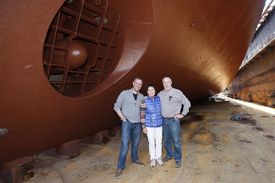 Einmal unter der MV «Plancius» durchzugehen war schon etwas speziell. V.l.n.r. Dr. Michael Wenger, Rosamaria Kubny, Heiner Kubny