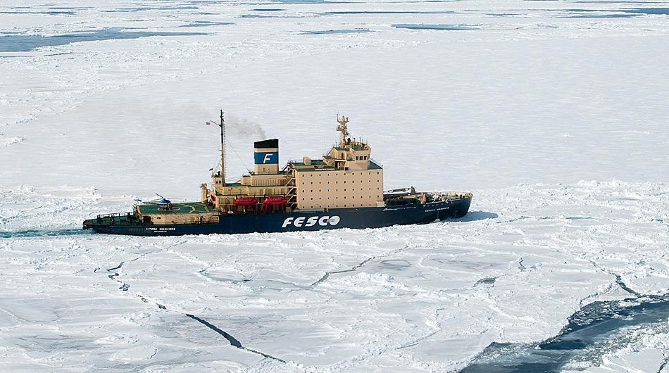 Der Eisbrecher «Kapitan Khlebnikov» wurde 1981 für den Einsatz in Nordsibirien mit einem 24.000 PS starken Dieselmotor gebaut. Der Eisbrecher entspricht den neuesten technologischen Standards und bietet mit 54 Kabinen und Suiten Platz für 112 Passagiere.