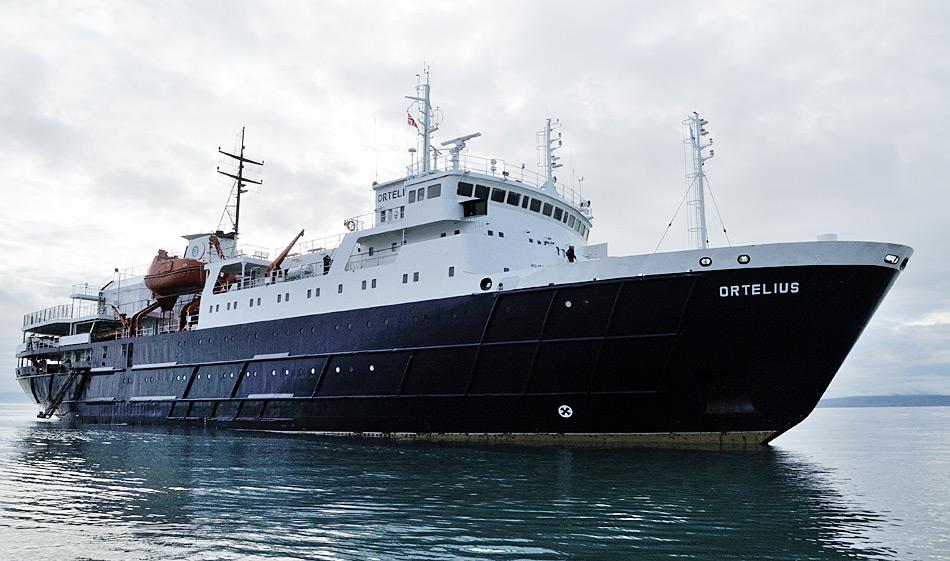 Die M/V Ortelius ist das Arbeitspferd der Reederei Oceanwide Expeditions. Das ehemalig russische Schiff ist das stärkste zurzeit verfügbare Expeditionsschiff und besitzt die Eisklasse L1 (1A). Ausserdem ist das Schiff mit einem Helipad und einem Hangar ausgerüstet. Damit können auch Fahrten abseits der üblichen Routen unternommen werden. Bild: Michael Wenger