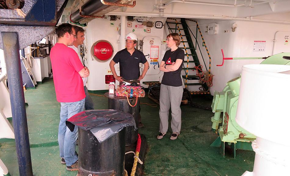 Mark van der Hulst, technischer Direktor bei Oceanwide (2.v.l.) und Frits Steenhuisen (1.v.l.) von der Universität Groningen diskutieren mit Forschern den Aufbau von Laborgeräten auf einem der Aussendecks der Ortelius. Bild: Oceanwide Expeditions