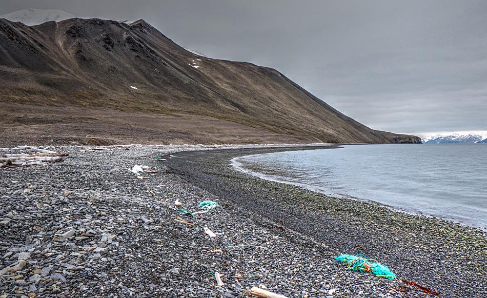 Geschätzte 100‘000 Tonnen Plastikmüll enden jedes Jahr im Arktischen Ozean. Ein erheblicher Teil davon wird an die Strände Svalbards geschwemmt und bedroht dort Tiere und die Umwelt. Foto: Alex Chavanne