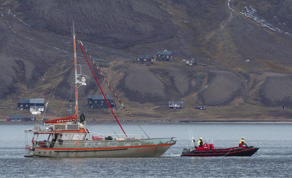 Das französische Expeditionsschiff Arktika im Adventfjord, nach dem Abschleppen durch die Polarsyssel. Bild: Bjørn Franzen