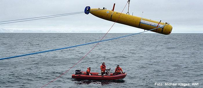 Das 4,3 Meter lange Unterwasserfahrzeug PAUL wird mit Hilfe eines Kranes von Bord des Forschungsschiffes Polarstern aus zu Wasser gelassen.