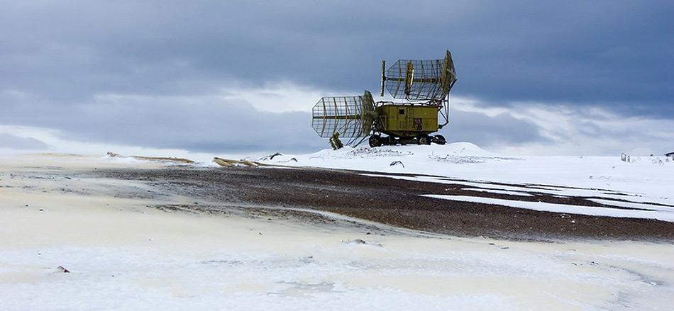 In noch relativ guten Zustand zeigt sich die alte Radaranlage auf Graham Bell Island.