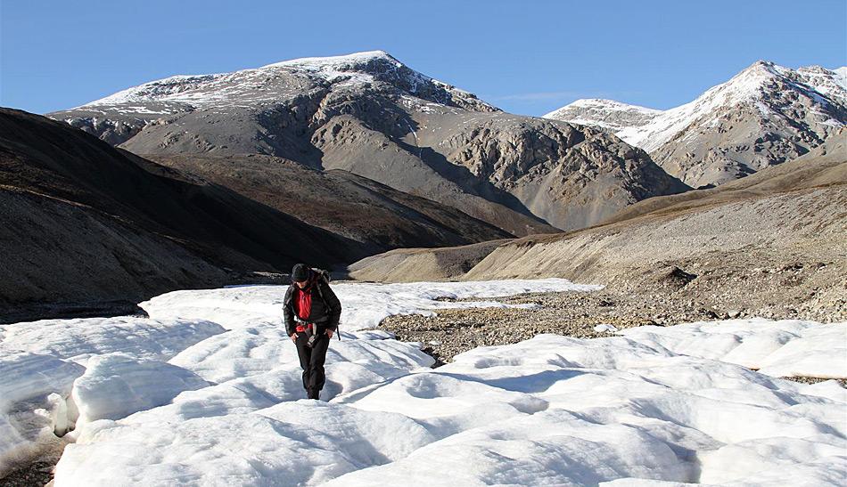 Was aussieht wie eine Gletscherwanderung ist in Wahrheit ein Marsch über das gefrorene Quellwasser.