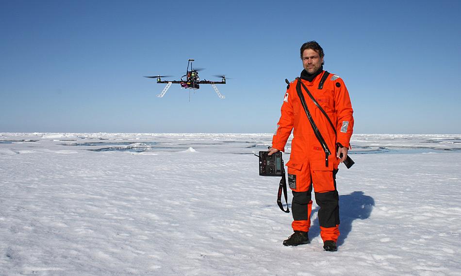 Sascha Lehmenhecker mit dem Multicopter in der Arktis. Foto: AWI, Tobias Mikschl