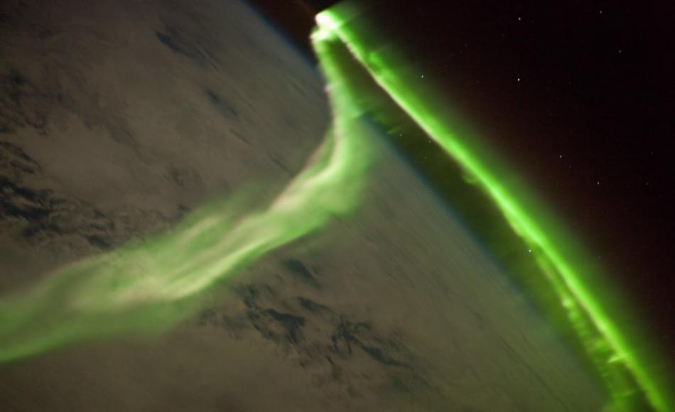 Dieses beeindruckende Aurorabild wurde während eines geomagnetischen Sturms aufgenommen, der wahrscheinlich durch einen koronalen Massenauswurf der Sonne am 24. Mai 2010 verursacht wurde. Die ISS lag über dem südlichen Indischen Ozean in einer Höhe von 350 Kilometern und der Astronaut blickte in Richtung Antarktika (nicht sichtbar) und Südpol. Bild: ISS - Expedition 23 Crew