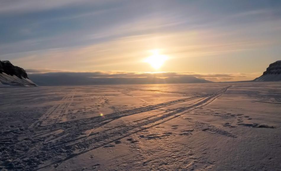 Ein Bild mit Seltenheitswert dieser Tage ist ein zugefrorener Fjord. Die Fjorde des Svalbardarchipels sind noch nicht zugefroren, obwohl es bereits Dezember ist. Bild: Michael Wenger