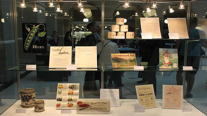 Diverse Ausstellungsobjekte veranschaulichen die Bedingungen einer Grönlandexpedition vor 100 Jahren. Hier eine Vitrine zur Konservennahrung von Conserven Lenzburg und der Anglo-Swiss Condensed Milk Company. Bild: Peter Nievergelt