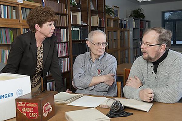 Der Autor der Studie, Prof. Gerald Newsom (mitte) mit den beiden Helfern, Laura Kissel (Archivarin Byrd Polar Research Center, links) und Raimung Goerler (pens. Arcivar der Ohio State, rechts).