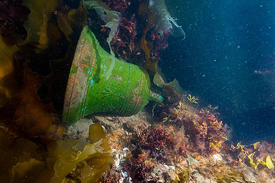 Taucher mit der Schiffsglocke der HMS Erebus. © Parks Canada / Thierry Boyer