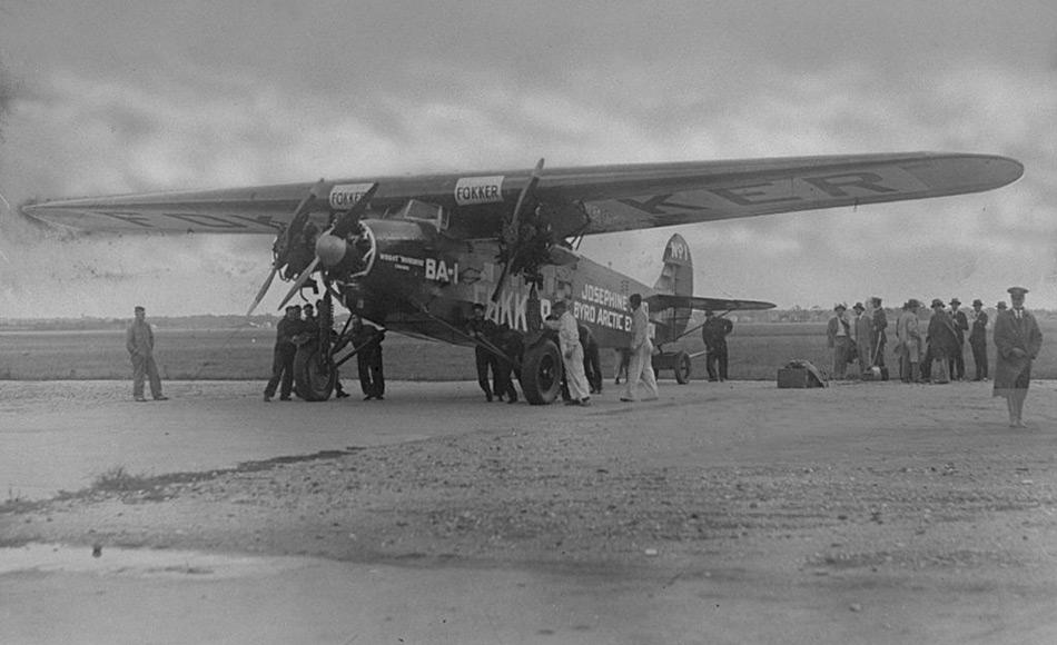 Richard Byrd behauptete, am 9. Mai 1926 gemeinsam mit Floyd Bennett als erster mit dem Flugzeug, einer dreimotorigen Fokker, den Nordpol über den Luftweg erreicht zu haben. Doch Untersuchungen an Flugzeug und später an den Unterlagen der beiden zeigten, dass sich Byrd verrechnet hatte und sie den Nordpol nicht erreicht hatten.