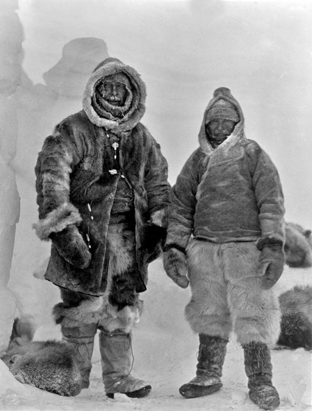 Diese Aufnahme ist das letzte Bild von Wegener (links). Er starb während einer Tour mit Rasmus Villumsen (rechts), der ebenfalls verschollen ist und mit ihm Wegeners Tagebücher. Bild: AWI