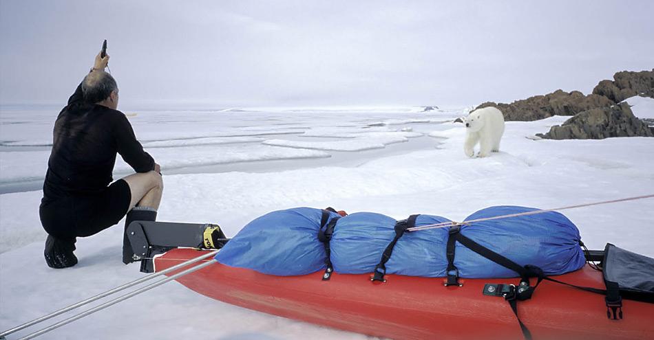 Thomas Ulrich musste bei seiner Franz Josef Land Expedition mehrmals Eisbären durch Schreckschüsse vertreiben.