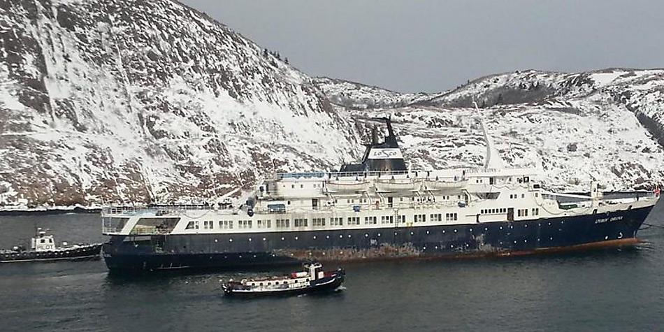 Unglückliche Abschleppversuche, in stürmischer See rissen die Abschleppseile und das Schiff eierte unkontrolliert durch den Atlantik.