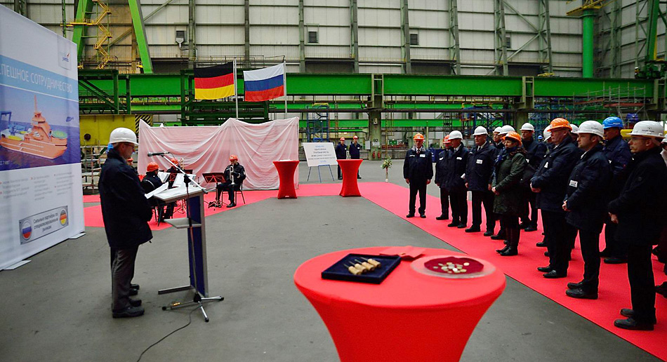 Der Geschäftsführer Technik von Nordic Yards Herr Fred G. Wegener hält zu den Gästen eine kurze Ansprache zur Feier der Kiellegung.