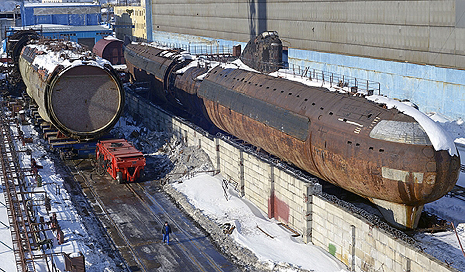 Die «Krasnador» war 143 Meter lang und 18,2 Meter breit. Die Besatzung zählte 94 Mann, es konnte bis 450 tief tauchen und erreichte unter Wasser eine Höchstgeschwindigkeit von 56 km/h.