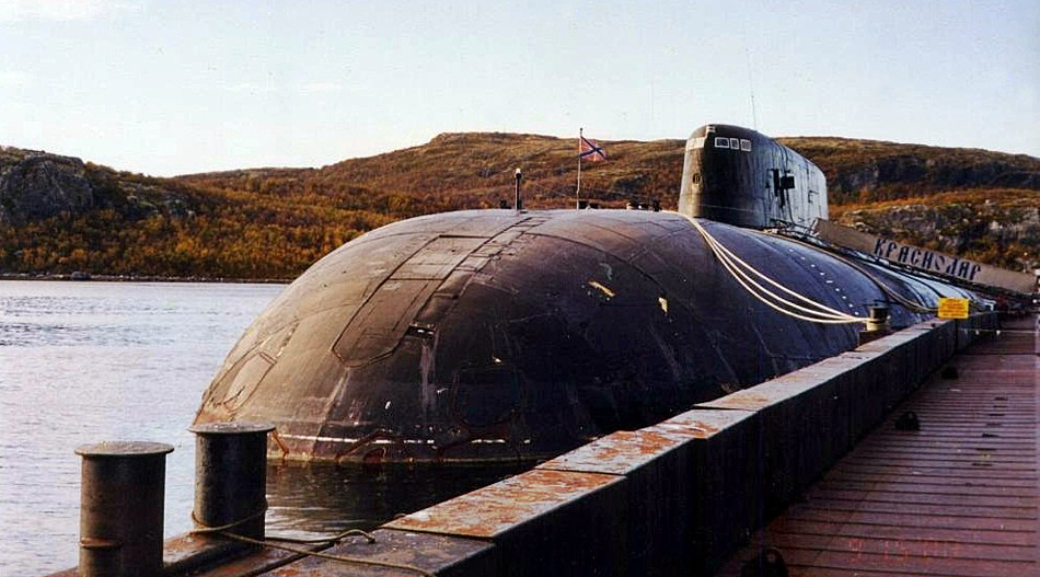 Bei der «Krasnador» handelt es sich um ein Schwesterschiff der «Kursk», die im August 2000 nach zwei Torpedo-Explosionen an Bord mit 118 Mann in der Barentssee gesunken war.