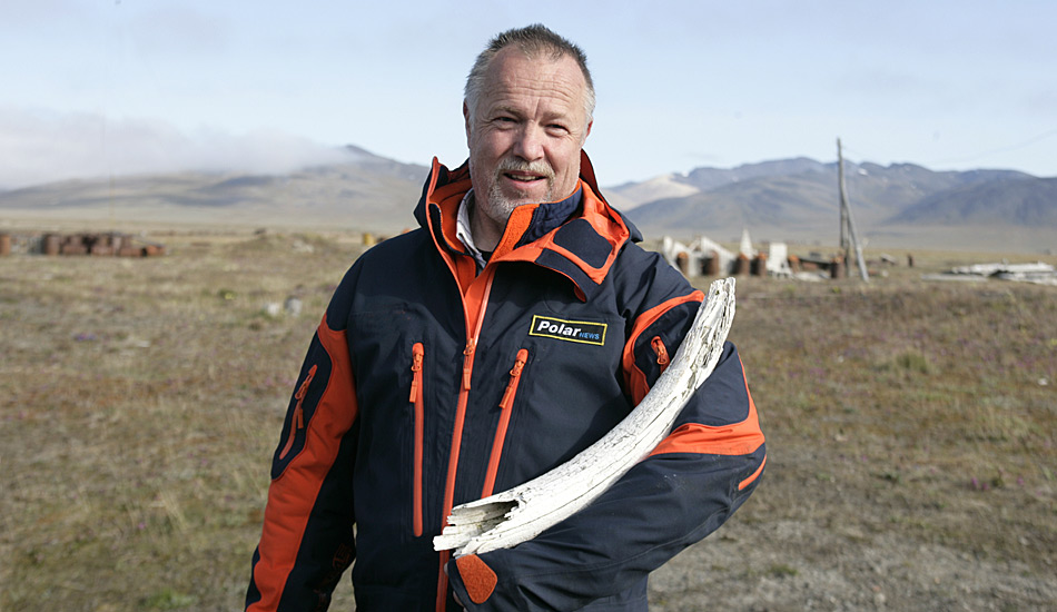 Heiner Kubny von PolarNEWS mit einem Mammut-Stosszahn in Wrangel Island.