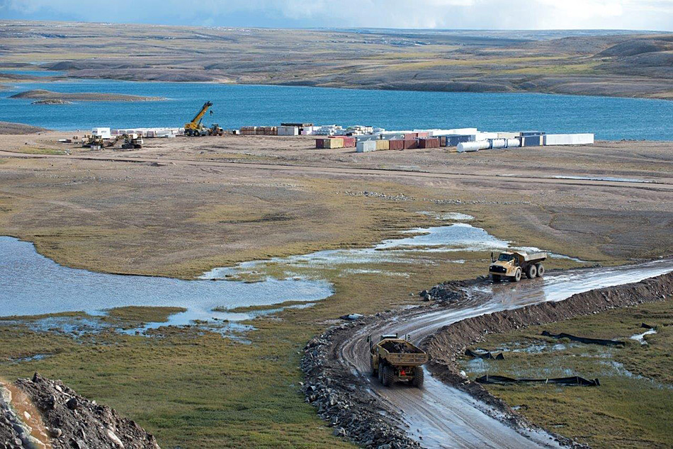 Heute wird das Erz mit Lastwagen nach Milne Inlet gefahren, ab 2019 soll der Transport mit der Eisenbahn erfolgen.