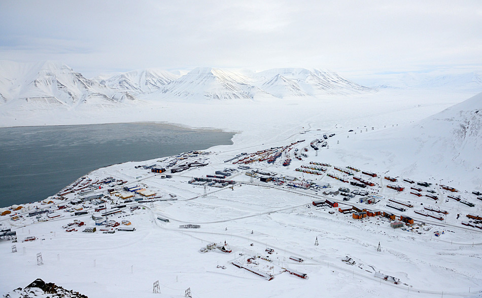 Longyearbyen wird seit 1906 bevölkert und zurzeit leben 2‘043 Einwohner dort. Trotz vielen Vergünstigungen befürchtet die norwegische Regierung eine Abwanderung, sollte der Kohleabbau auf Spitzbergen gestoppt werden.