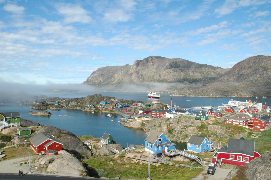 Die Küstenorte in Grönland und Kanada sind meist klein mit wenigen hundert Einwohnern. Kreuzfahrtschiffe, die dort anlegen, wie auf dem Bild in Sisimiut, Westgrönland, könnten zwar der lokalen Wirtschaft neue Impulse geben; aber dies mit Kosten, wenn mehr Touristen als Einwohner durch die Ortschaft wandern. Bild Michael Wenger