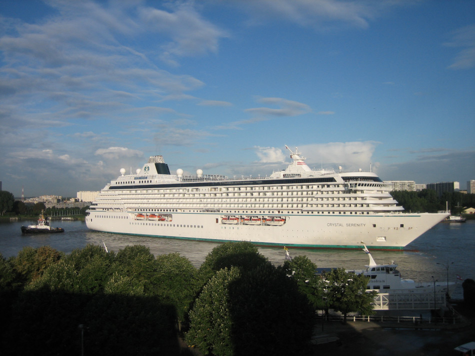 Die 13 Jahre alte Crystal Serenity wurde in Frankreich gebaut und ist seit 2003 unterwegs. Sie ist beinahe 250 m lang, 32.31 m breit und besitzt 9 Gästedecks für insgesamt 1‘070 Passagiere. Sie besitzt keinerlei Eisklasse oder –verstärkungen und ist völlig auf Unterstützung von anderen Schiffen angewiesen, um die geplante Fahrt durchführen zu können. Bild: Bert76 www.wikipedia.com