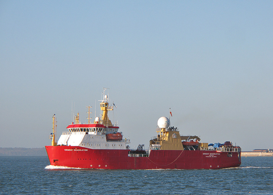 Das Forschungsschiff RRS Ernest Shackleton wird von der British Antarctic Survey (BAS) betrieben und versorgt normalerweise die Stationen in der Arktis während des Südsommers. Sie hat Eisbrecher-fähigkeiten und hat auch Hubschrauber an Bord. Die Reederei Crystal Cruises hat das Schiff explizit für diese eine Fahrt gechartert. Bild: Brian Burnell, www.wikipedia.com