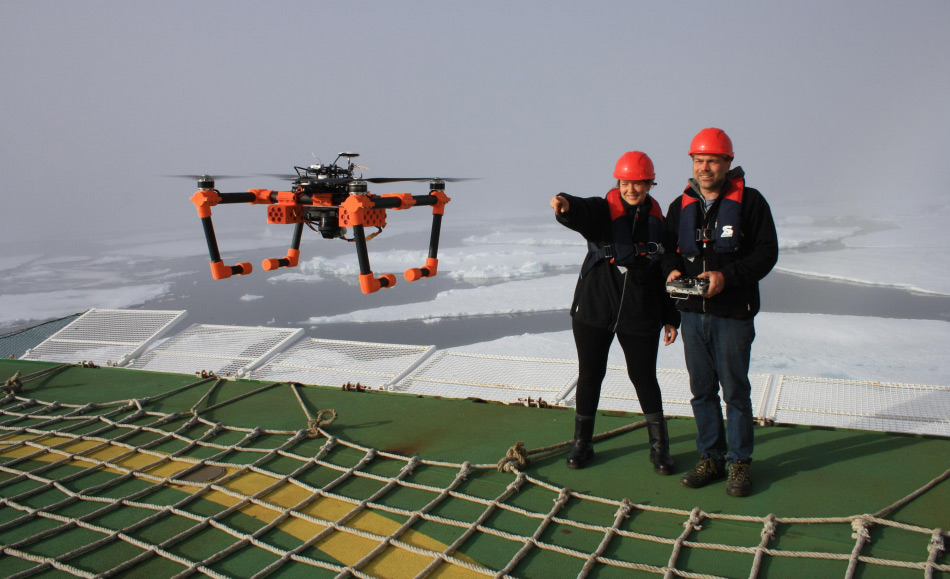 AWI-Biologin Melanie Bergmann und Ingenieur Sascha Lehmenhecker beim Start des Multikopters vom Helideck der Polarstern. Bild: Jonas Hagemann