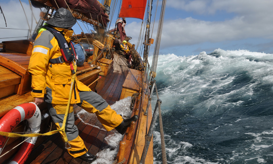 Arved Fuchs bei stürmischer See auf dem Segelschiff «Dagmar Aaen».