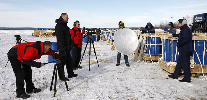 Interview in Murmansk beim Beladen der Iljuschin-76, v.l.n.r. Heiner Kubny, Alexey Zhdanov, Werner Breiter, Simon Usteri und Logistik-Chef Dimitry Glagolev.